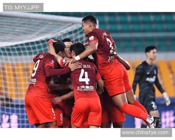 中超激战曼联与尤文图斯平局红牌事件引发全场热议与争议 中超激战曼联与尤文图斯平局红牌事件引发全场热议与争议