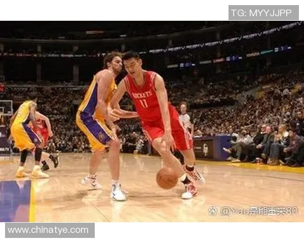 姚明机场风采展现巨星魅力引发众人瞩目与热议