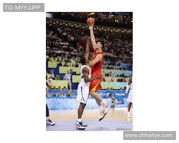 姚明的身高让篮球场上的每一次扣篮都显得格外震撼与精彩